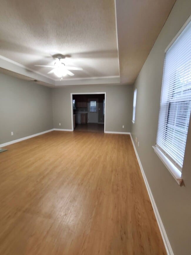 Building Photo - COMING SOON! Nice 3 bedroom in the Heart o...