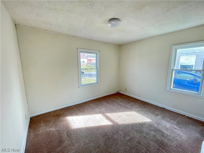 Building Photo - 862 Chinook Ave
