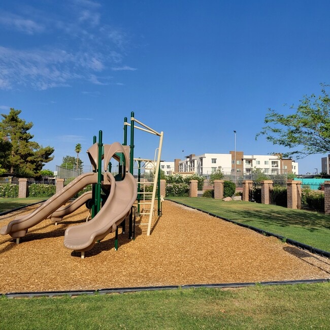 Building Photo - 2150 E Ellis Dr