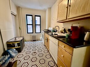 Building Photo - 452 Park Dr