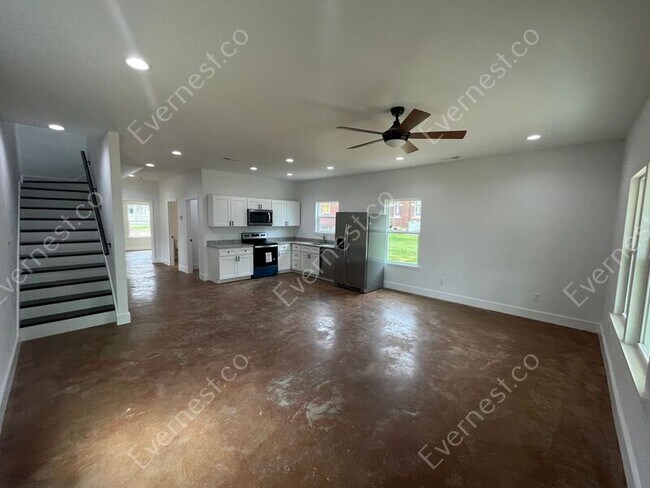 Building Photo - 404 Elm Ave