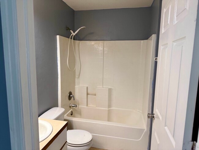 Building Photo - 4802 Golfview Blvd