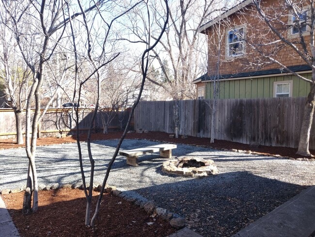 Building Photo - NW Bend 3x2 single-story hidden gem with huge fenced yard!