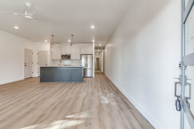 Photo - 133-135 W Thatcher St Apartment