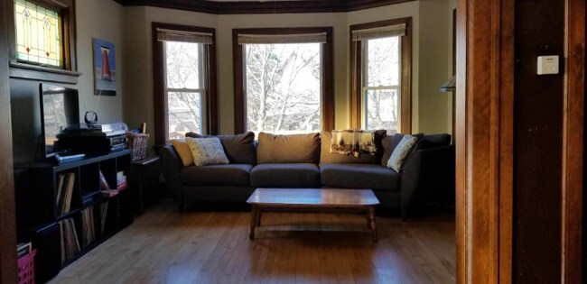 Building Photo - 319 E Montana St