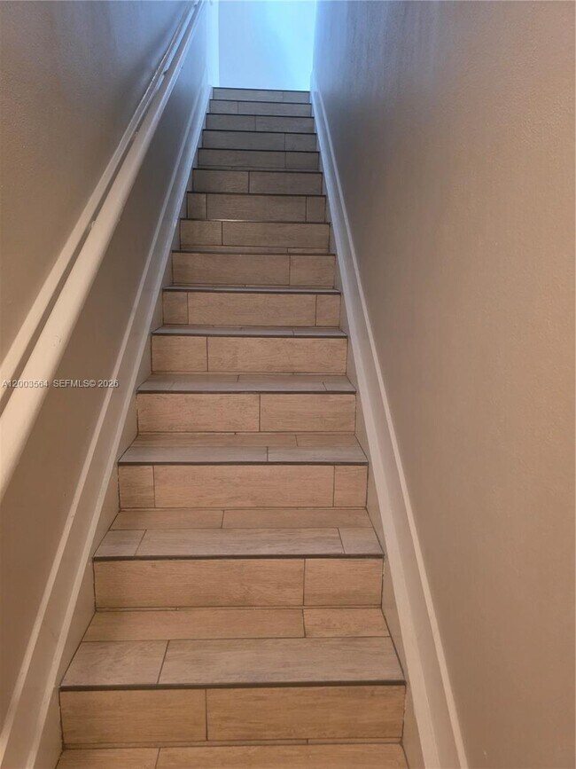 Foto del edificio - 2492 Centergate Dr