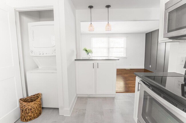 Building Photo - Completely Renovated 1 Bedroom 1 Bath Home...
