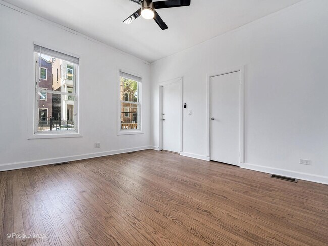 Foto del edificio - 1075 N Marshfield Ave