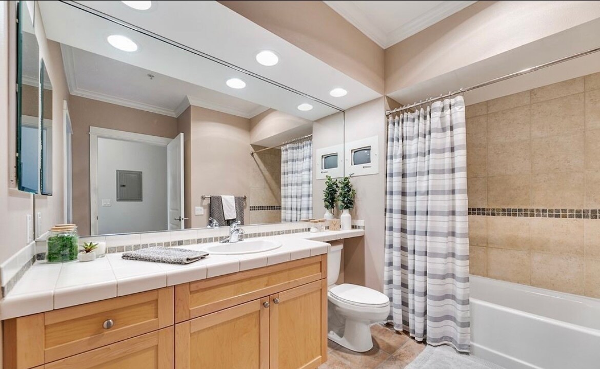 Full bathroom - 1545 NW 57th St