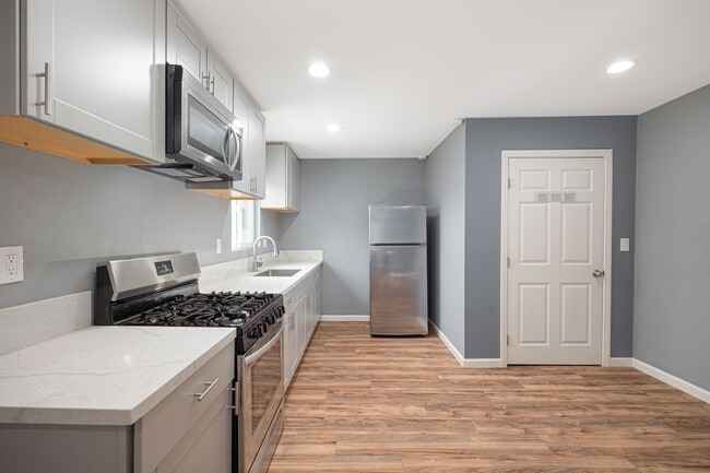 Building Photo - Recently Renovated 2 Bedroom Home with All...