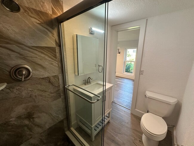 Foto del edificio - 4 bedroom 3 Bath 2- Car Garage