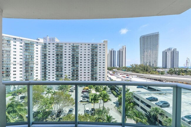Foto del edificio - 19390 Collins Ave