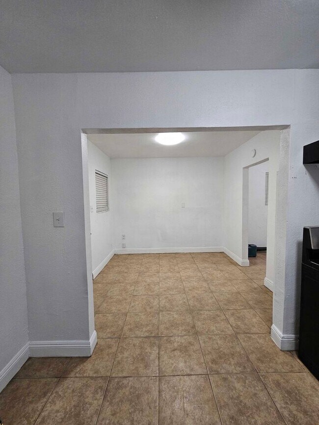 Building Photo - 710 Sequoia Dr