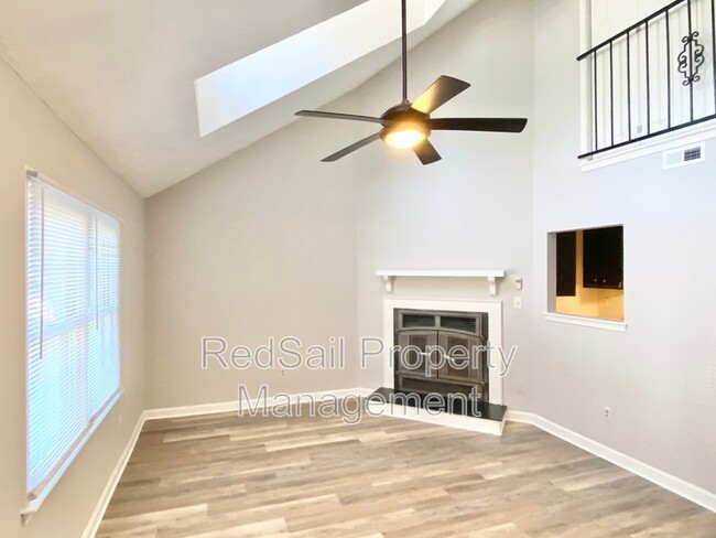 Building Photo - 384 Kinsmen Way