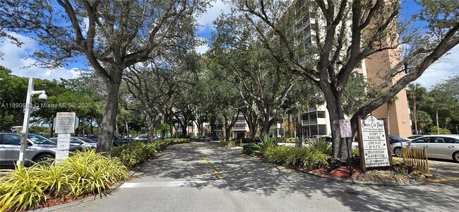 Foto del edificio - 10777 W Sample Rd