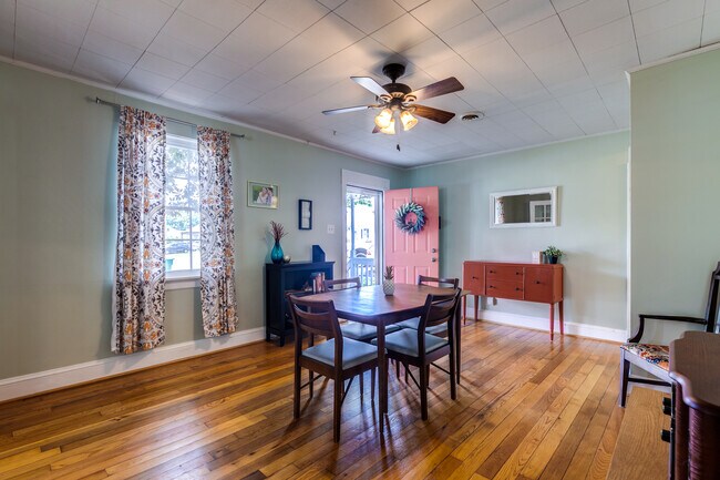 Building Photo - 2401 Salua Dr