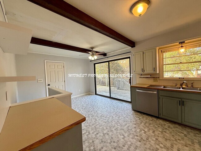 Foto del edificio - 4 Bedroom Home Near Downtown Lee’s Summit