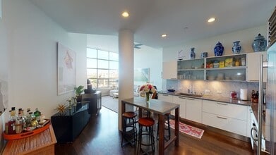 Building Photo - 360 Newbury St