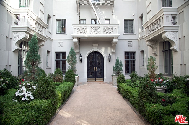 Building Photo - 308 N Sycamore Ave