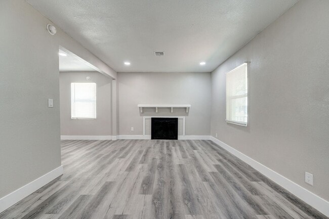 Building Photo - Freshly Renovated Gem in the Heart of Midw...