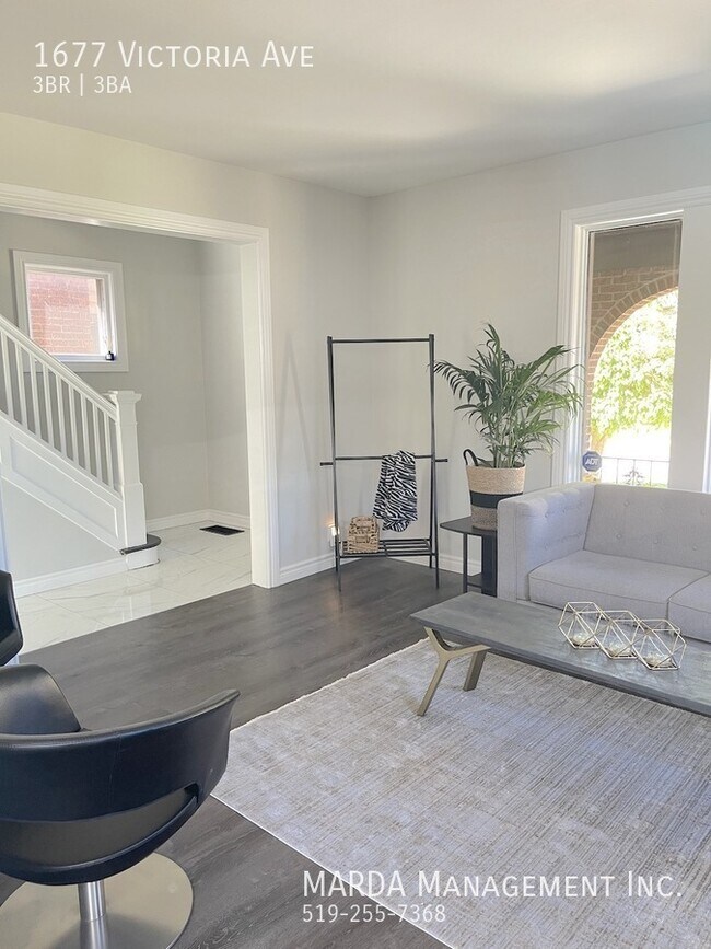 Photo du bâtiment - BEAUTIFUL 3 BED/ 2.5 BATH w/ POOL ON VICTORIA!