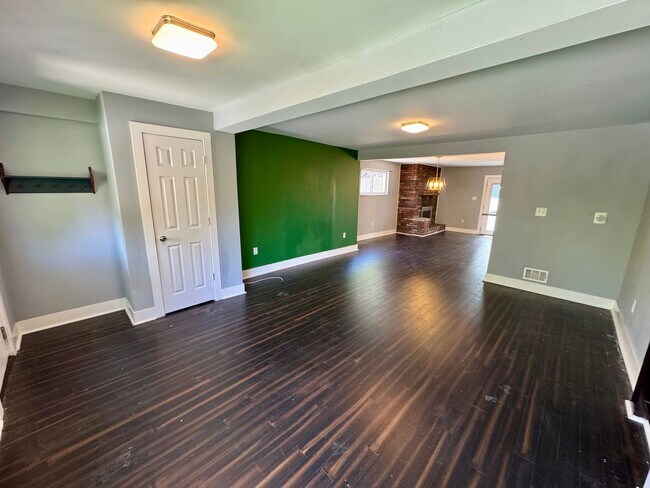 Building Photo - Open Concept 3 Bed 1.5 Bath in Swissville!