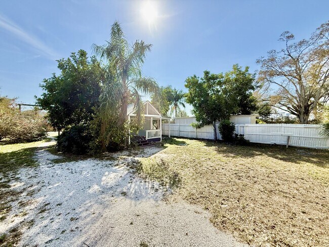 Building Photo - 713 Smith St