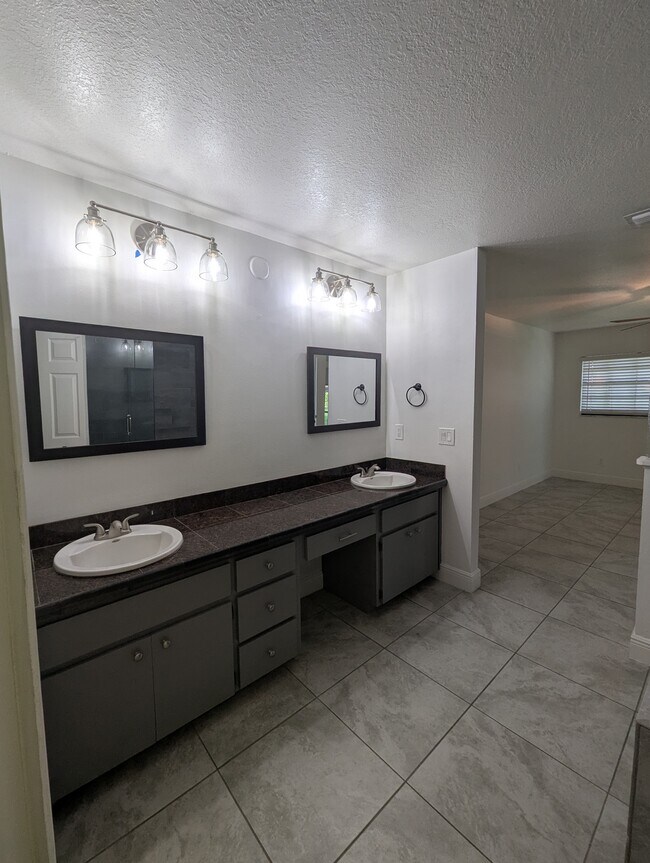 Foto del edificio - 7536 Fenwick Cove Ln