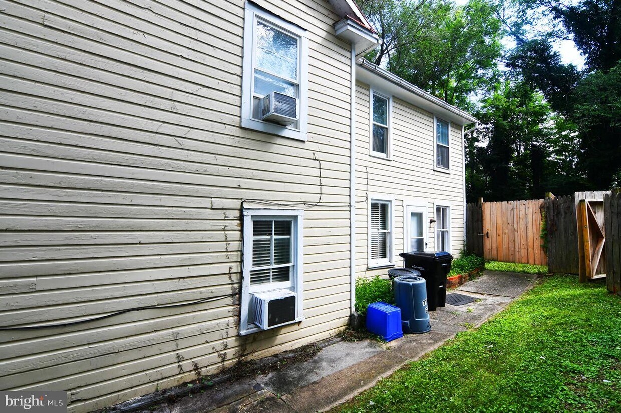 Primary Photo - 105 E Pall Mall St