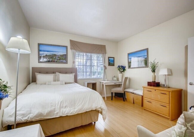 Foto del edificio - Charming Condo in Prime Location - Upgraded Kitchen, Abundant Amenities, and Award-Winning Schools!