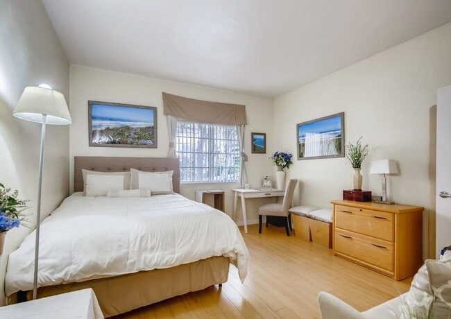 Building Photo - Charming Condo in Prime Location - Upgraded Kitchen, Abundant Amenities, and Award-Winning Schools!