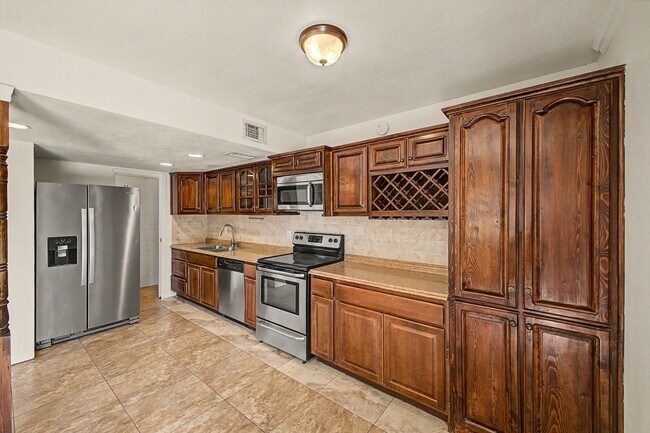 Foto del edificio - ***INCREDIBLE TOWNHOME with ALL appliances & water, sewer, trash INCLUDED!