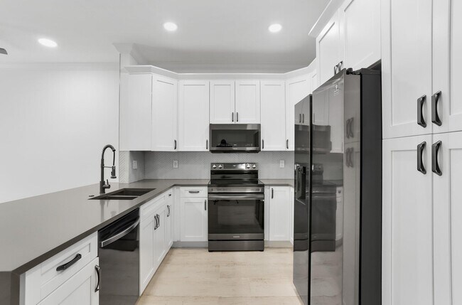 Building Photo - 384 River Bluff Ln