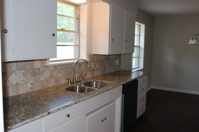 Building Photo - Updated 3 Bedroom in Tyler