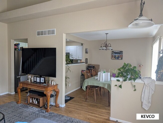 Foto del edificio - Bright Townhome Near Shopping and Food!