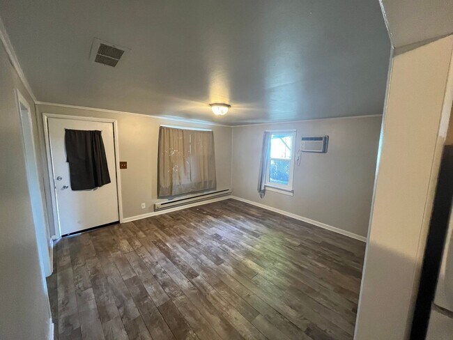 Building Photo - 2 Bedroom 1 bathroom house