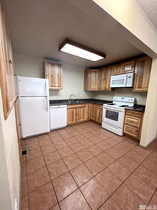 Building Photo - 1465 E Peckham Ln