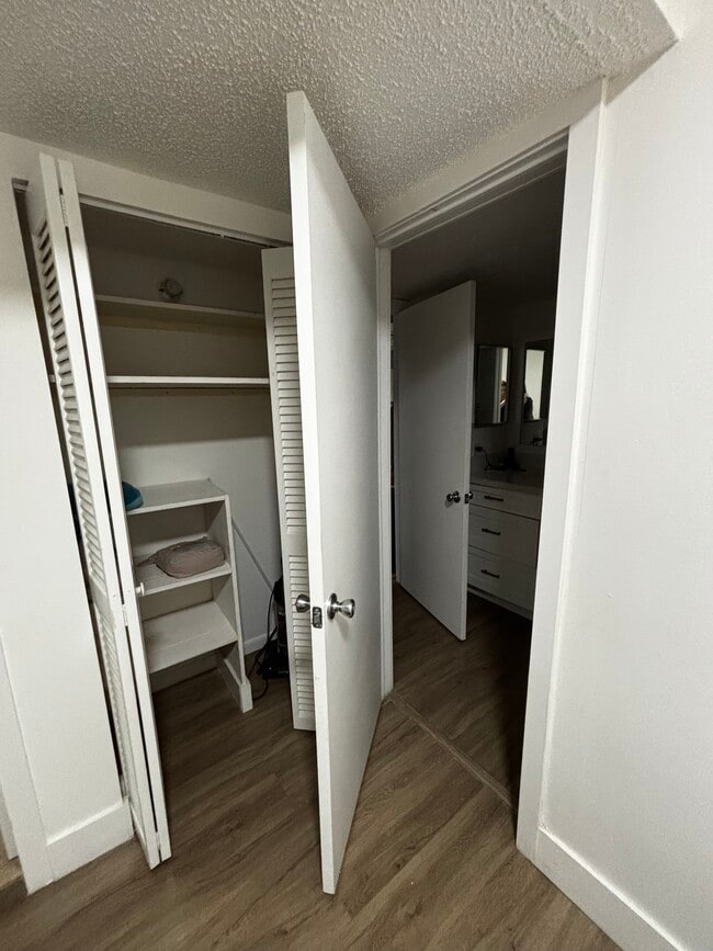 Armario - 900 NE 195th St