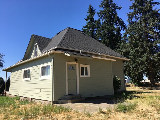 Building Photo - 4 Bedroom in Rural Junction City