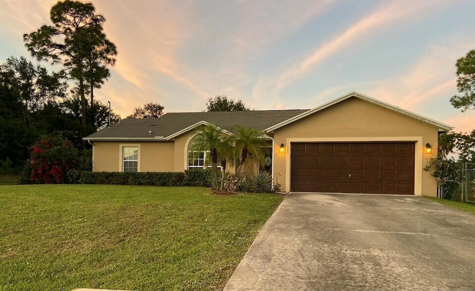 Foto principal - 1069 SW Jacqueline Ave