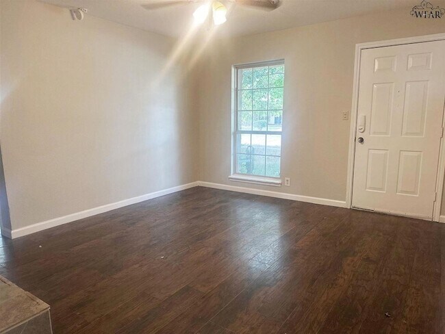 Foto del edificio - 5119 Parklane Dr