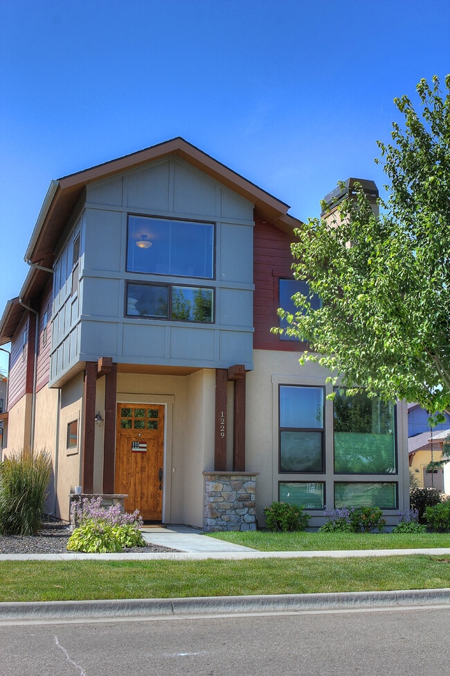 Building Photo - 1229 E Lone Creek Dr