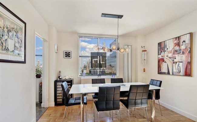 Foto del edificio - 45 W 60th St