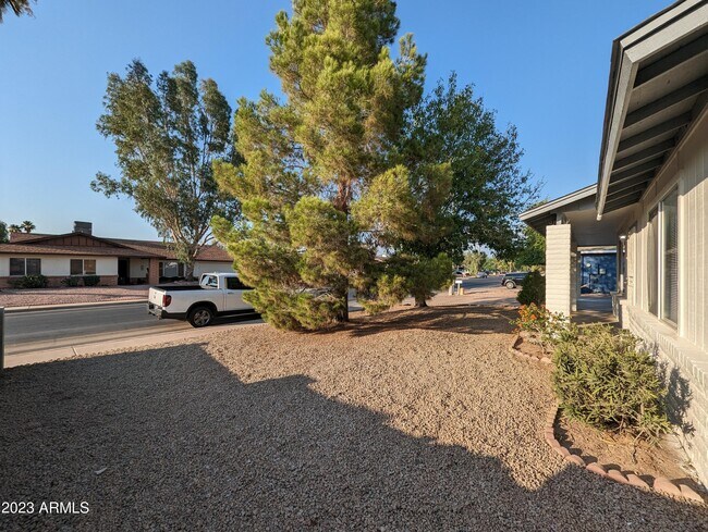 Building Photo - 723 W Posada Ave