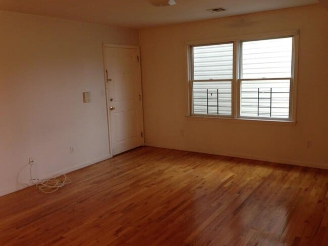 Building Photo - 19 Van Wagenen Ave