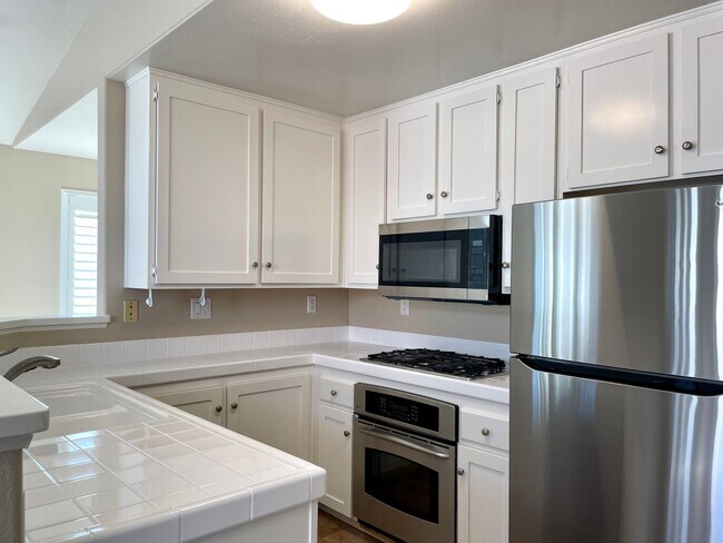 Foto del edificio - Perfect 2B/2BA Home w/ Garage & Fireplace!