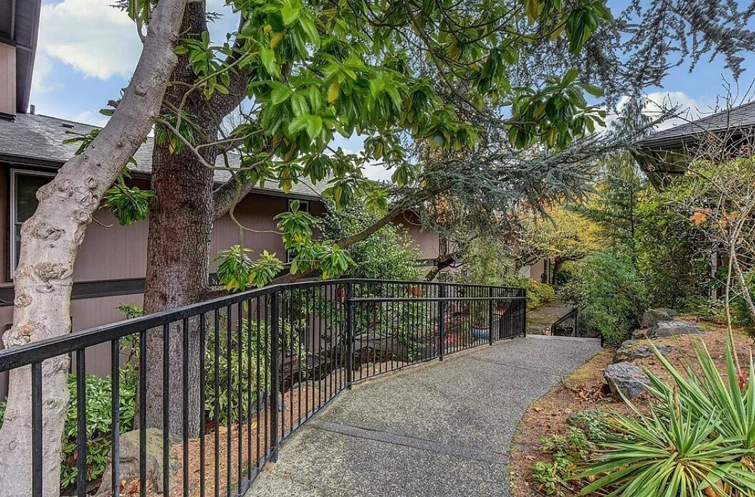 Outside entrance - 1425 S Puget Dr