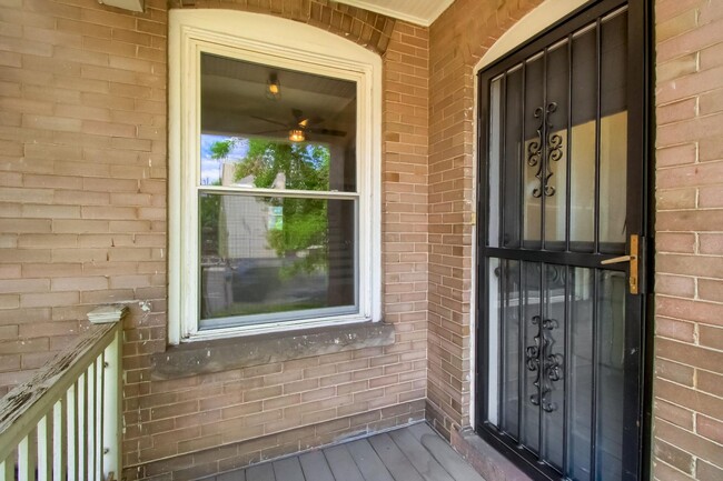 Building Photo - Two Bedroom Townhome in Denver