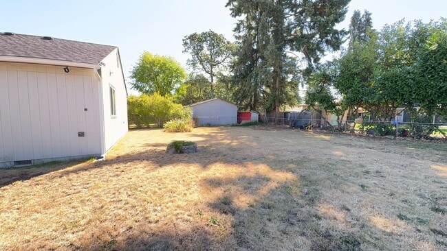 Building Photo - Cozy 3-Bedroom Rambler with Large Fully Fe...