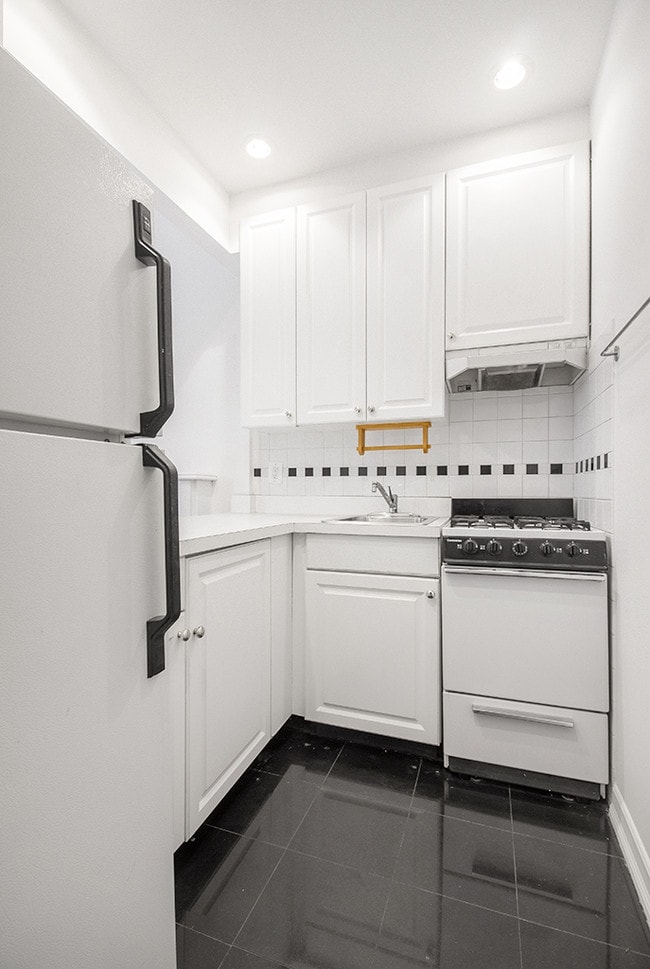 Building Photo - 156 E 64th St